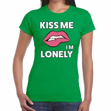 Kiss me i am lonely t shirt groen dames